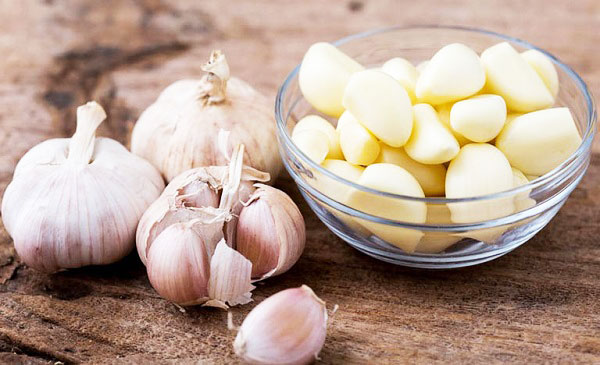 điều trị mụn thịt bằng tỏi