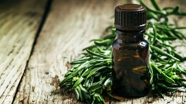 chữa mụn thịt ở lưng bằng tinh dầu