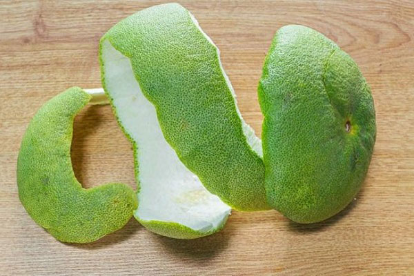 Vỏ bưởi giúp ngăn rụng tóc