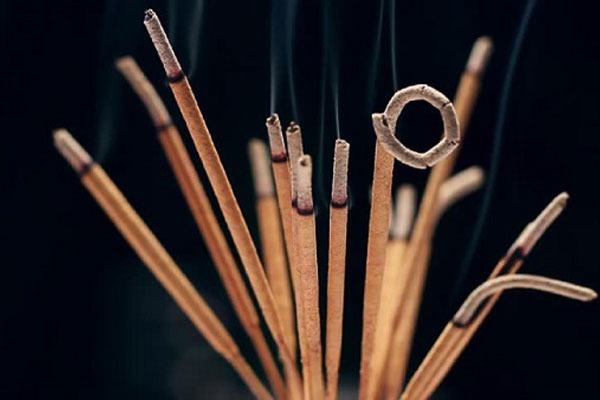 Nhang giúp tiêu diệt mụn cóc