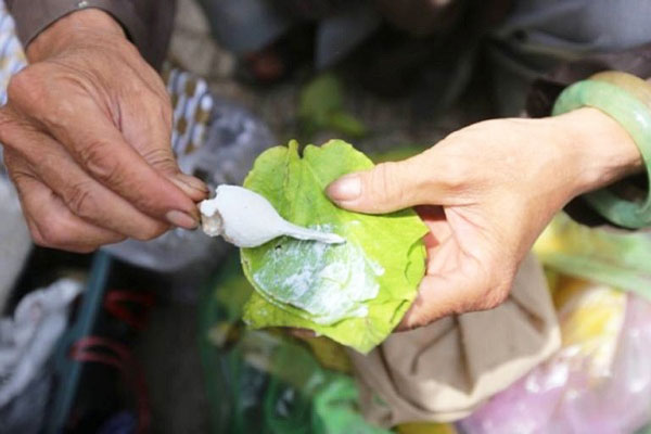 Chữa mụn cóc bằng vôi ăn trầu