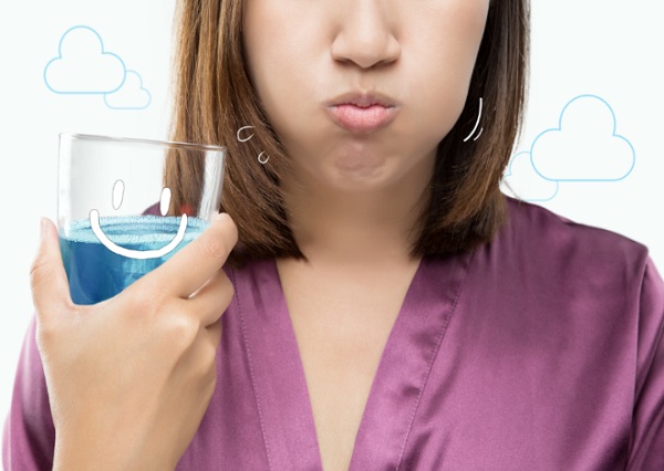 Dùng nước súc miệng giúp làm sạch họng