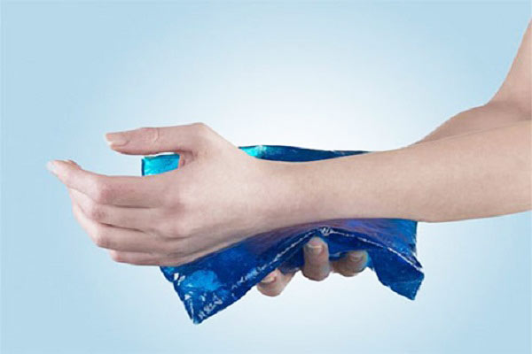 Chườm lạnh giúp giảm cảm giác ngứa