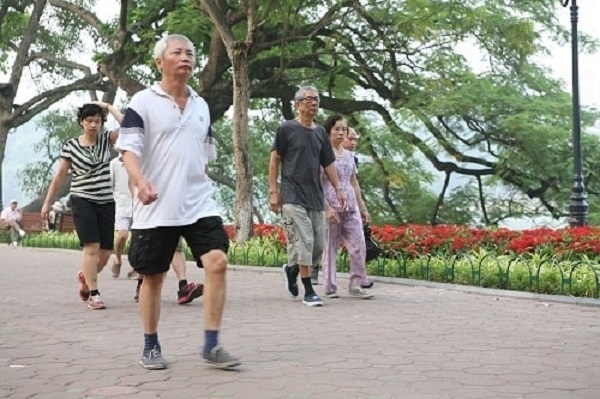 Bị giãn tĩnh mạch chân nên đi bộ