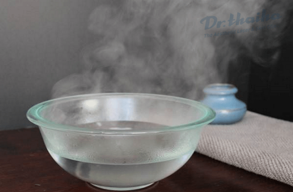Vệ sinh vùng hậu môn bằng nước ấm