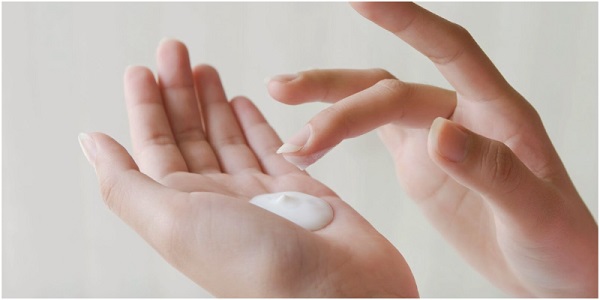 Sử dụng kem dưỡng ẩm
