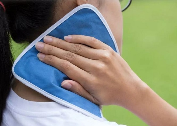Chườm mát bằng khăn lạnh