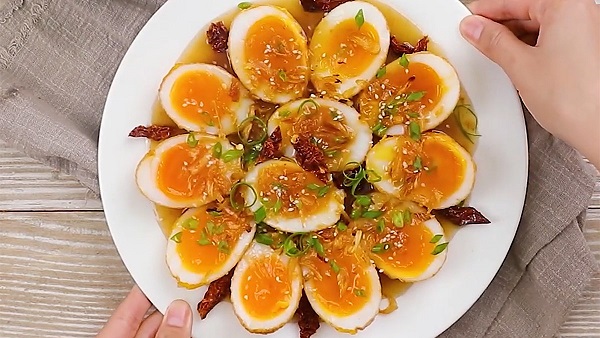 trứng sống dễ gây tiêu chảy