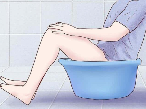 Ngâm hậu môn trong nước lá trầu không